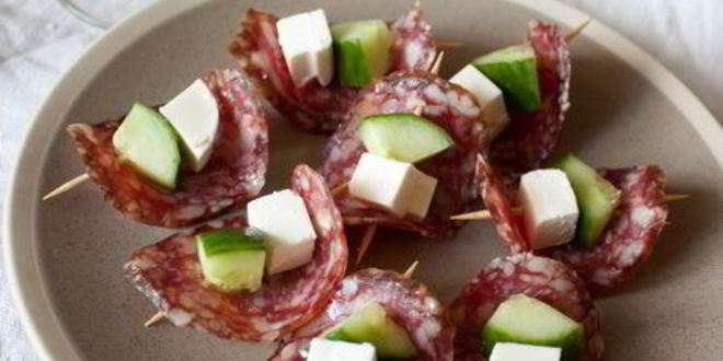 Рецепт канапе из салями с фетой и огурцом