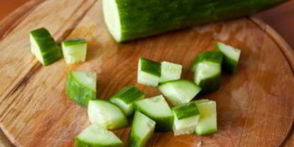 Шаг 1: канапе из салями с фетой и огурцом