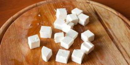 Шаг 2: канапе из салями с фетой и огурцом