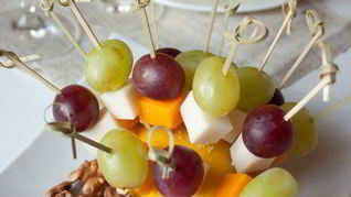 Рецепт Канапе из сырного ассорти и фруктов