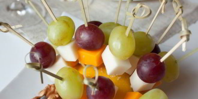 Рецепт канапе из сырного ассорти и фруктов