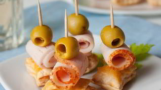 Рецепт Канапе из ветчины и оливок