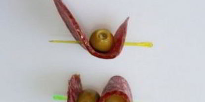 Шаг 2: канапе на шпажках с салями