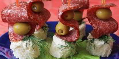 Шаг 3: канапе на шпажках с салями