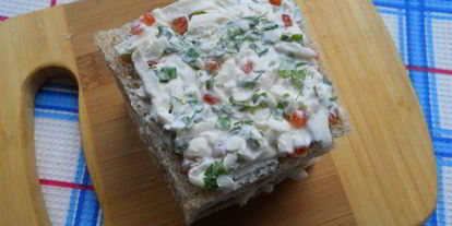 Шаг 4: канапе с брынзой и красной икрой