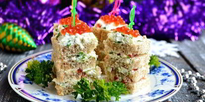 Шаг 5: канапе с брынзой и красной икрой