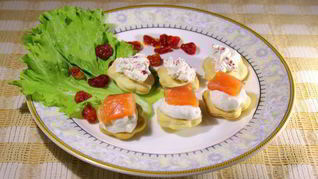 Рецепт Канапе с домашним крем-сыром, слабосоленой семгой и вялеными помидорами
