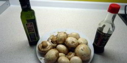 Шаг 1: канапе с грибами на шпажках