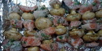 Шаг 2: канапе с грибами на шпажках