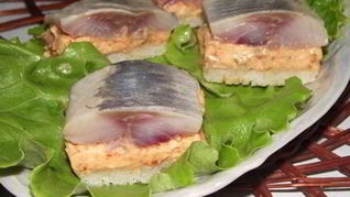 Рецепт Канапе с икрой мойвы, сельдью и яблоком