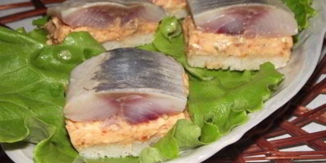Рецепт Канапе с икрой мойвы, сельдью и яблоком