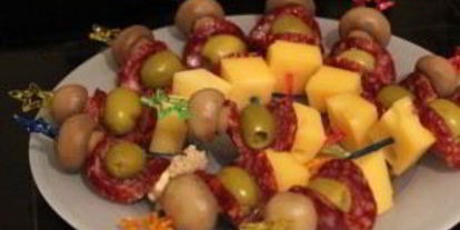 Шаг 2: канапе с колбасоя и сырома