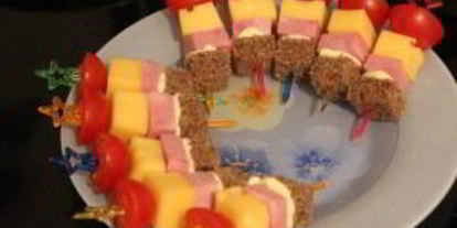 Шаг 4: канапе с колбасоя и сырома