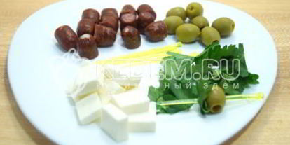 Шаг 2: канапе с копчеными колбасками