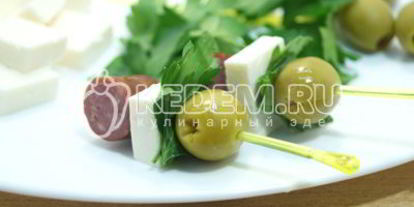 Шаг 3: канапе с копчеными колбасками