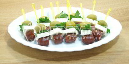 Шаг 4: канапе с копчеными колбасками