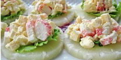 Шаг 2: канапе с крабовыми палочками