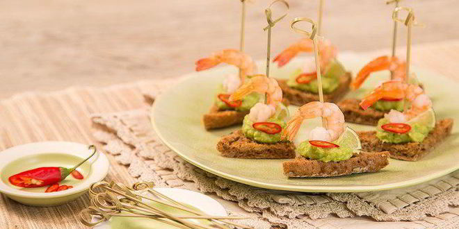 Рецепт канапе с креветкой, гуакомоле и лаймом