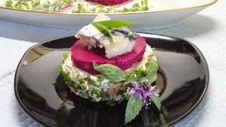 Рецепт Канапе с сельдью и муссом из свеклы