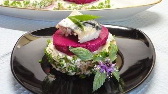 Рецепт Канапе с сельдью и муссома иза свекл