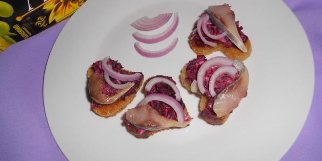 Рецепт канапе с сельдью и свеклой