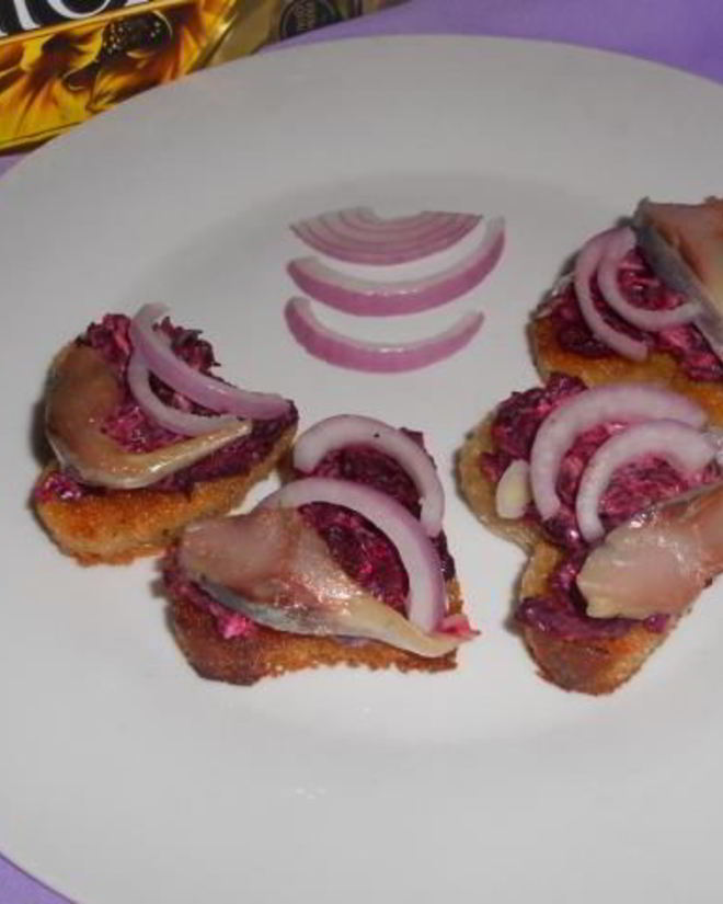 Рецепт канапе с сельдью и свеклой