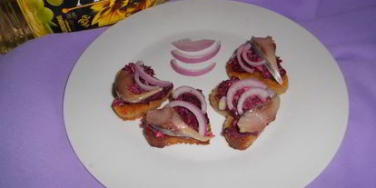 Шаг 3: канапе с сельдью и свеклой