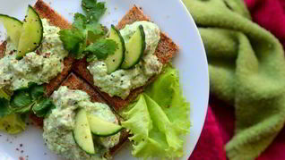 Рецепт Канапе с сельдью и свежим огурцом