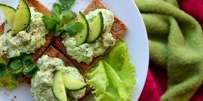 Шаг 4: канапе с сельдью и свежим огурцом