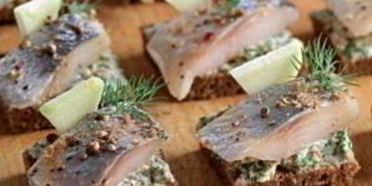 Шаг 1: канапе с сельдью