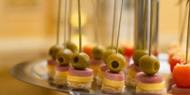 Рецепт канапе с сыром и ветчиной