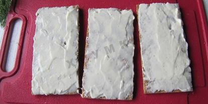 Шаг 2: простых канапе с сыром огурцом и икрой из хлебцев