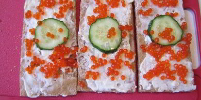 Шаг 4: простых канапе с сыром огурцом и икрой из хлебцев