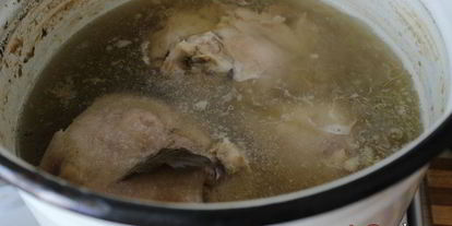 Шаг 2: холодца из свинины и индейки