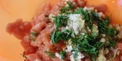 Шаг 2: колбасы в сетке