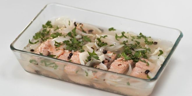 Рецепт маринованной форели с луком