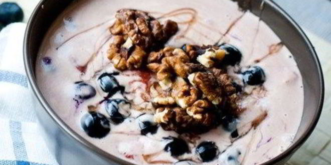 Рецепт маскарпоне с теплыми ягодами и грецкими орехами