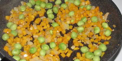 Шаг 4: фриттаты с копченой скумбрией и зеленым горошком