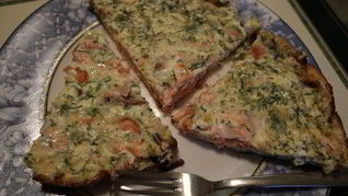 Рецепт Фриттаты с семгой, красным луком и сливочным сыром