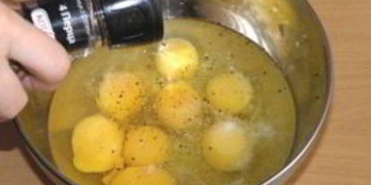 Шаг 1: омлета без молока в мультиварке