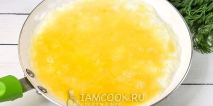 Шаг 3: омлета на воде на сковороде