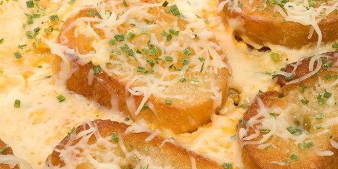 Рецепт омлета с чесноком, грюйером и сухариками