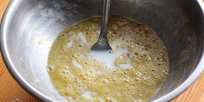 Шаг 1: омлета с колбасой и сыром