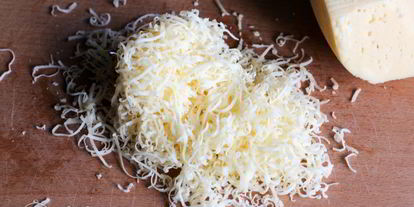 Шаг 3: омлета с колбасой и сыром