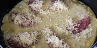 Шаг 4: омлета с колбасой и сыром