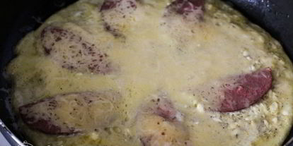 Шаг 5: омлета с колбасой и сыром