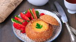 Рецепт Омлета с колбасой в булочке