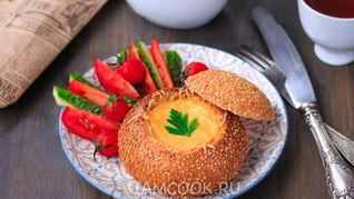 Рецепт Омлета с колбасой в булочке