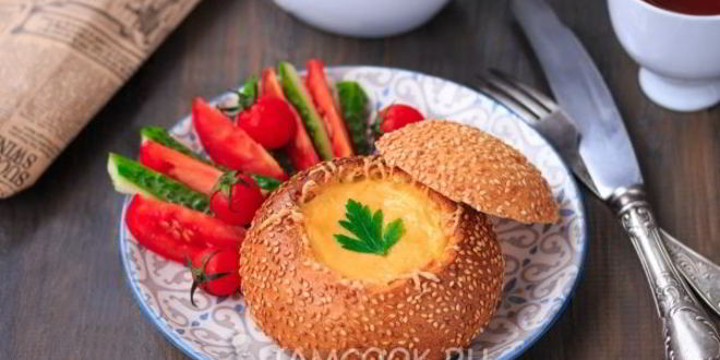 Рецепт Омлета с колбасой в булочке