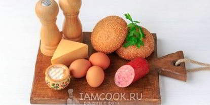 Шаг 2: омлета с колбасоя в булочке